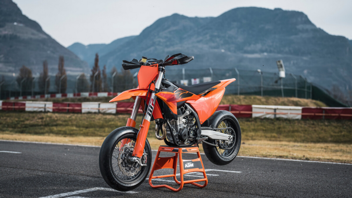 Η KTM 450 SMR του 2027 κατακτά τις κορυφές των στροφών
