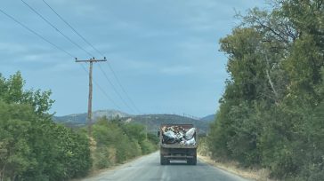 Αλεξανδρούπολη: Δημοτικό όχημα μετέφερε μπάζα χωρίς προστατευτικό κάλυμμα