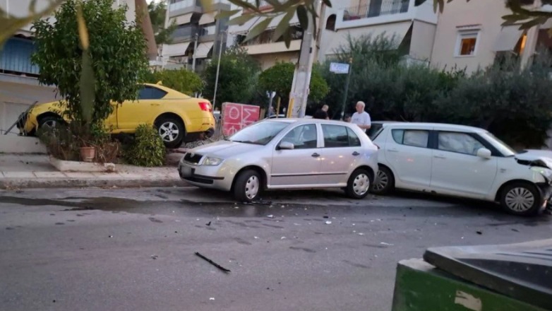 Ταξί κατέληξε σε αυλή σπιτιού μετά από σύγκρουση με κλεμμένο ΙΧ Ταξί κατέληξε σε αυλή σπιτιού μετά από σύγκρουση με κλεμμένο ΙΧ