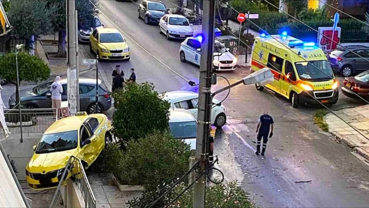 Τροχαίο στην Ηλιούπολη: Κλεμμένο ΙΧ συγκρούστηκε με ταξί που κατέληξε σε αυλή σπιτιού