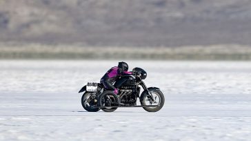 Η Liane Langlois σημειώνει ρεκόρ στα 235,5 χλμ./ώρα με Triumph Rocket III και πλαϊνό καλάθι!