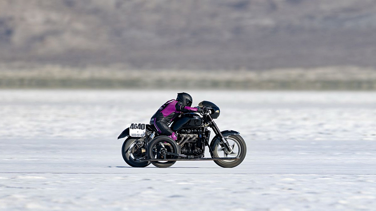 Η Liane Langlois σημειώνει ρεκόρ στα 235,5 χλμ./ώρα με Triumph Rocket III και πλαϊνό καλάθι!