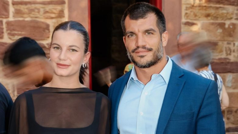 Όλα τα βλέμματα στην Αλίκη Καραμανλή: Η chic εμφάνιση στο Φεστιβάλ Χίου με τον επιχειρηματία Παύλο Ευθυμίου Όλα τα βλέμματα στην Αλίκη Καραμανλή: Η chic εμφάνιση στο Φεστιβάλ Χίου με τον επιχειρηματία Παύλο Ευθυμίου
