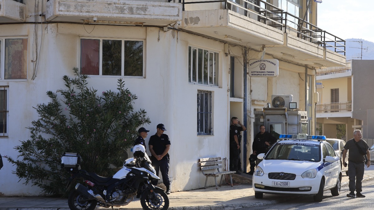Μάνδρα: Διασωληνωμένος στη ΜΕΘ ο 31χρονος μετά την επίθεση με μαχαίρι στο Αστυνομικό Τμήμα Μάνδρα: Διασωληνωμένος στη ΜΕΘ ο 31χρονος μετά την επίθεση με μαχαίρι στο Αστυνομικό Τμήμα