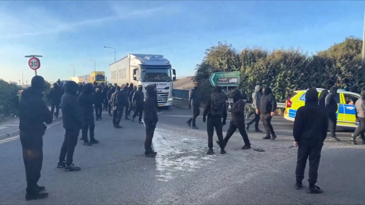 Βρετανία: Εκατοντάδες μαυροφορεμένοι έκλεισαν το λιμάνι του Ντόβερ σε διαδήλωση κατά των μεταναστών