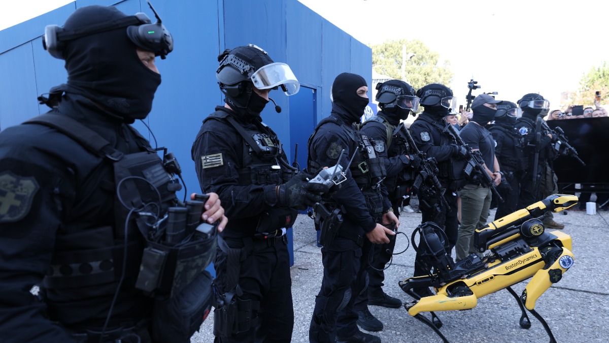 Εντυπωσιακή επίδειξη της ΕΛ.ΑΣ. στη ΔΕΘ: Ρομποτικός σκύλος και drones αφόπλισαν «ταμπουρωμένο» ληστή