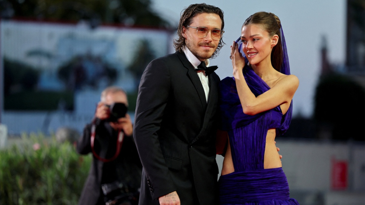 Brooklyn Beckham: Φιλιά και χάδια με την καλλονή σύζυγό του, Nicola Peltz στο κόκκινο χαλί της Βενετίας