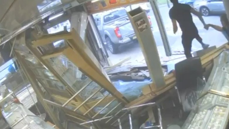 Αγγλία: Συμμορία ληστών εισέβαλε με αγροτικό σε κοσμηματοπωλείο Αγγλία: Συμμορία ληστών εισέβαλε με αγροτικό σε κοσμηματοπωλείο