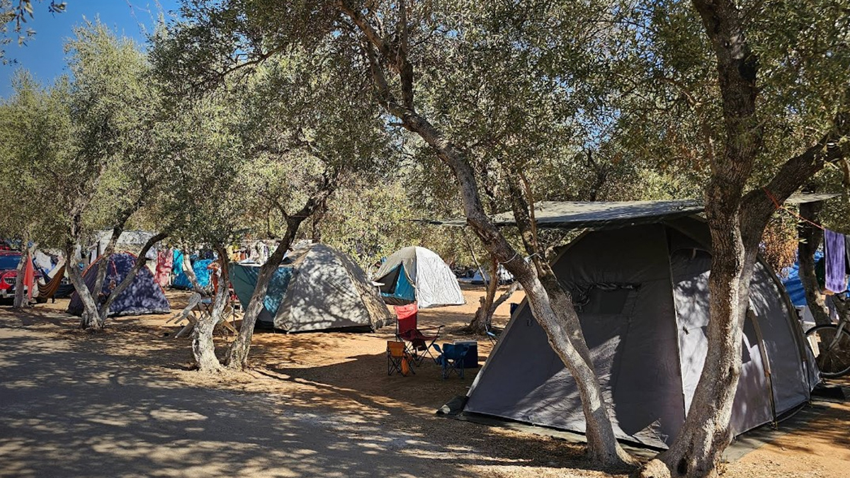 Από το σχολείο… στο τσαντίρι: Νεοδιόριστη εκπαιδευτικός έμενε με το 4χρονο παιδί της σε σκηνή