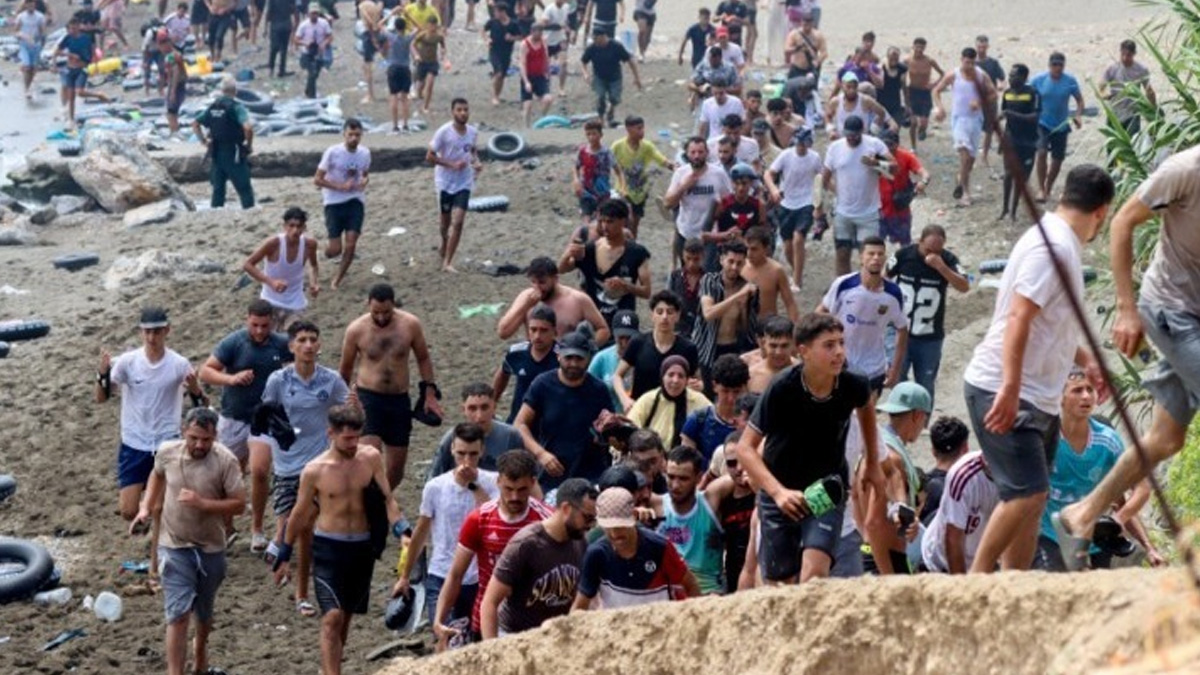 Η ισπανική δικαιοσύνη ξεκίνησε έρευνα για τη μαζική εισροή μεταναστών στη Θέουτα