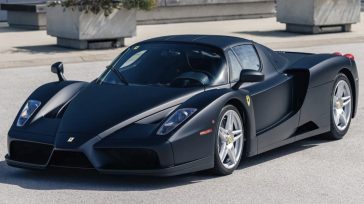 Η μοναδική Ferrari Enzo σε εργοστασιακό ματ μαύρο χρώμα βγαίνει προς πώληση – Έχει βασιλικό παρελθόν και ελάχιστα χιλιόμετρα