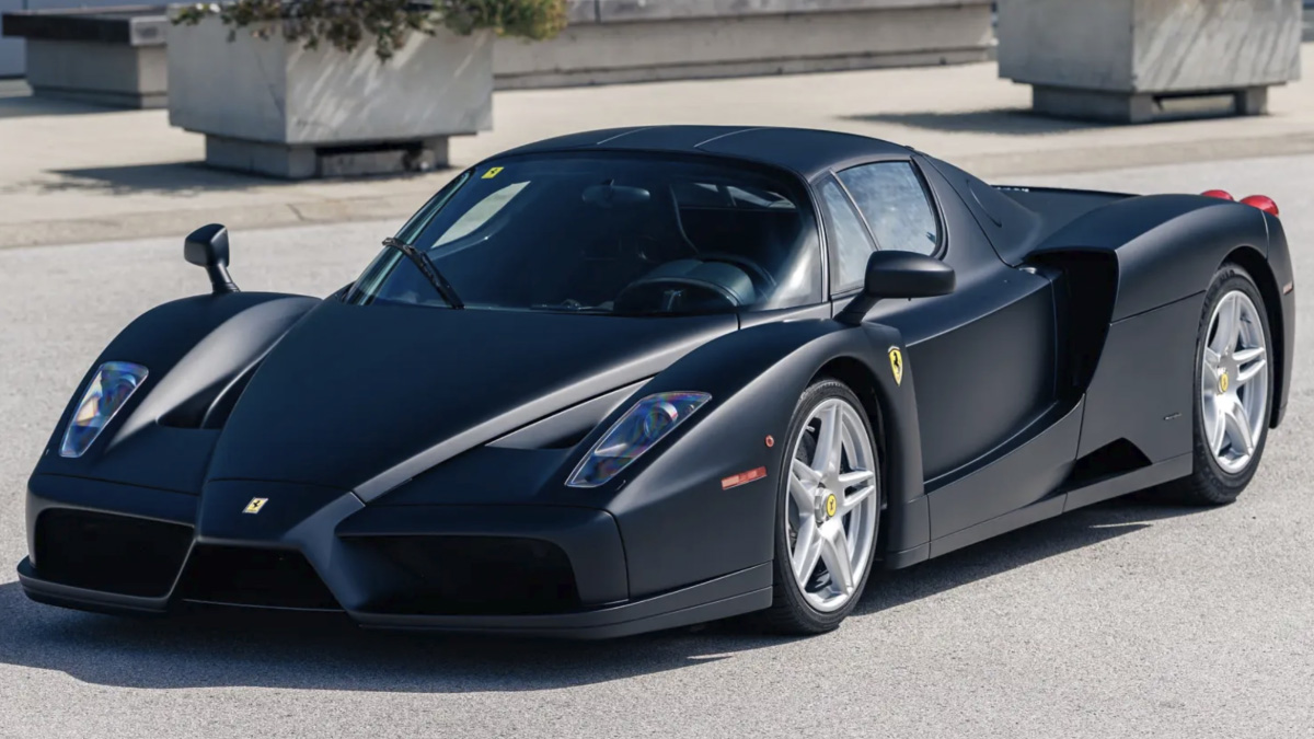 Η μοναδική Ferrari Enzo σε εργοστασιακό ματ μαύρο χρώμα βγαίνει προς πώληση – Έχει βασιλικό παρελθόν και ελάχιστα χιλιόμετρα