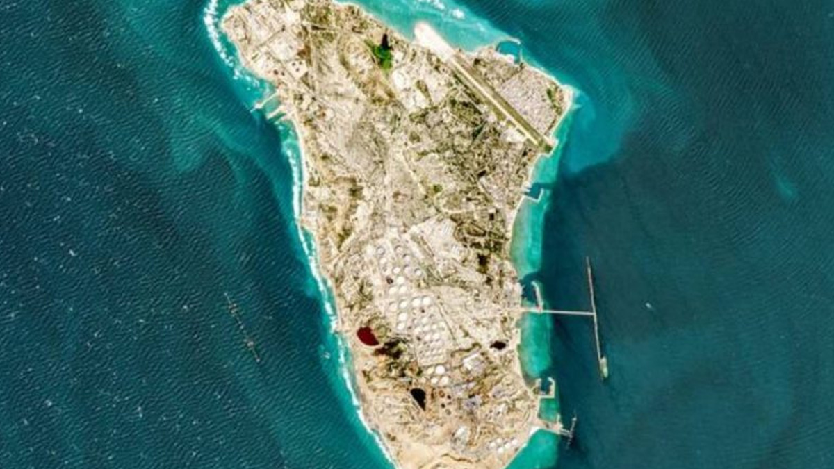 Δύο ιρανικά πλοία χτυπήθηκαν στο Τζασκ και το Χαργκ