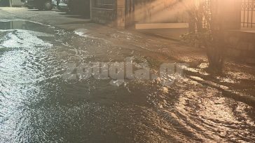 Έσπασε αγωγός της ΕΥΔΑΠ στη Γλυφάδα
