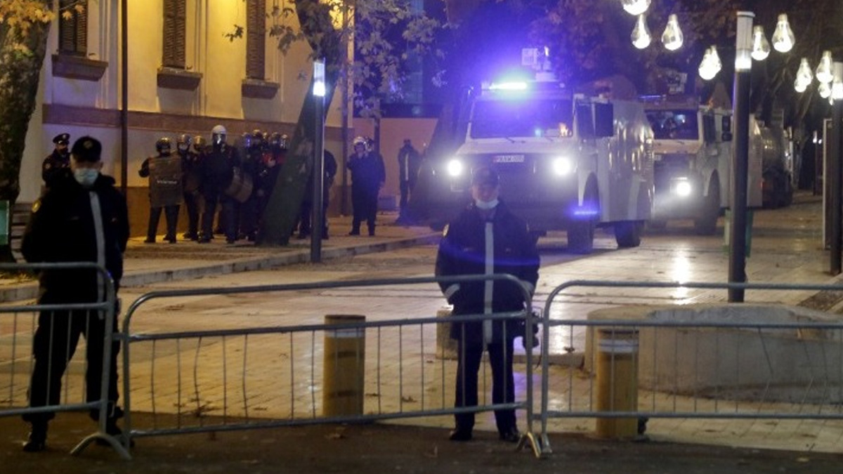 Τίρανα: Συγκρούσεις έξω από τη Βουλή για το τουριστικό σχέδιο της οικογένειας Τραμπ