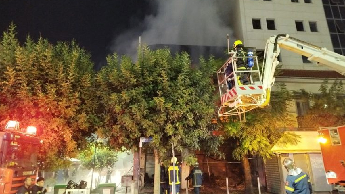 Φωτιά σε κατάστημα με υφάσματα στον Πειραιά Φωτιά σε κατάστημα με υφάσματα στον Πειραιά