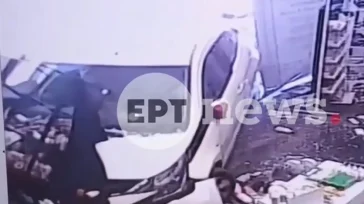 Νέα Μάκρη: Aυτοκίνητο «μπούκαρε» σε φαρμακείο – Αντί για το φρένο, πάτησε γκάζι