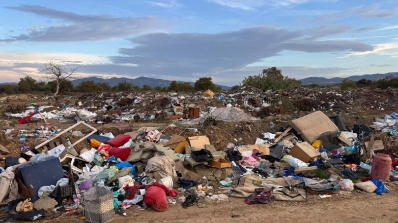 Χαλκιδική: Ανεξέλεγκτη απόρριψη σκουπιδιών και φυτοφαρμάκων απέναντι από την Αρχαία Όλυνθο Χαλκιδική: Ανεξέλεγκτη απόρριψη σκουπιδιών και φυτοφαρμάκων απέναντι από την Αρχαία Όλυνθο