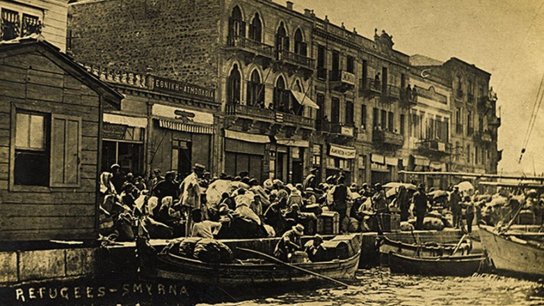 Πλήθος Ελλήνων στην προκυμαία της Σμύρνης αναζητούν τρόπο επιβίβασης σε κάποιο πλοίο 