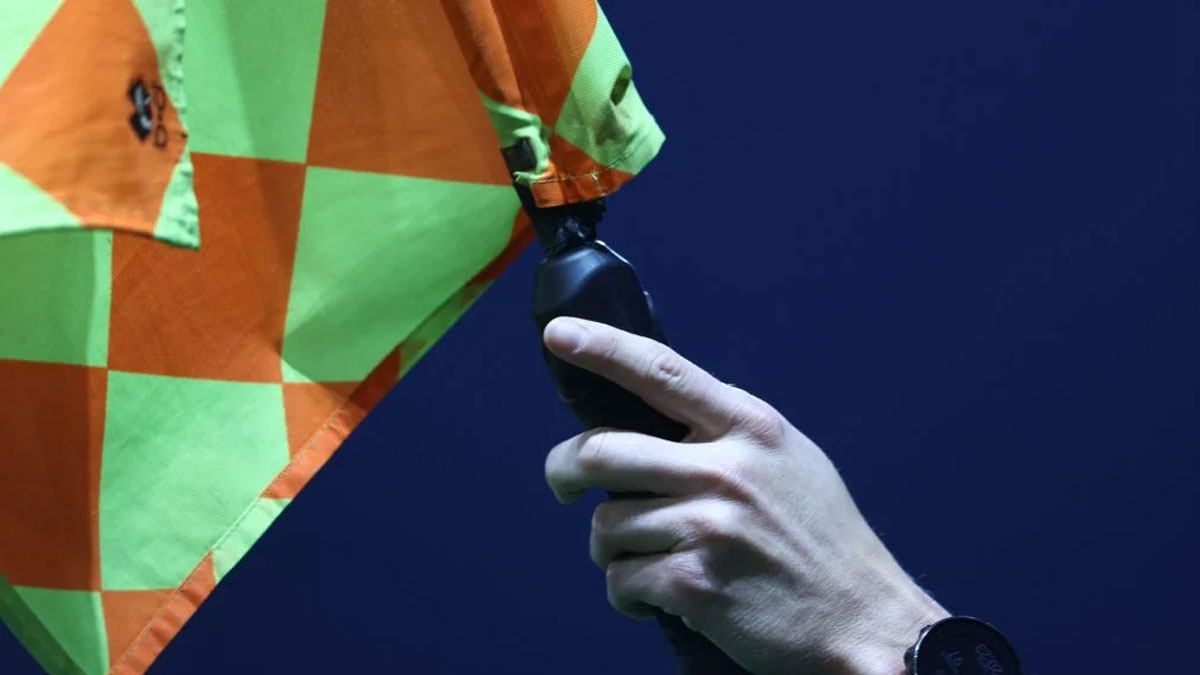 Ποδοσφαιριστής έδωσε μπουνιά στον επόπτη