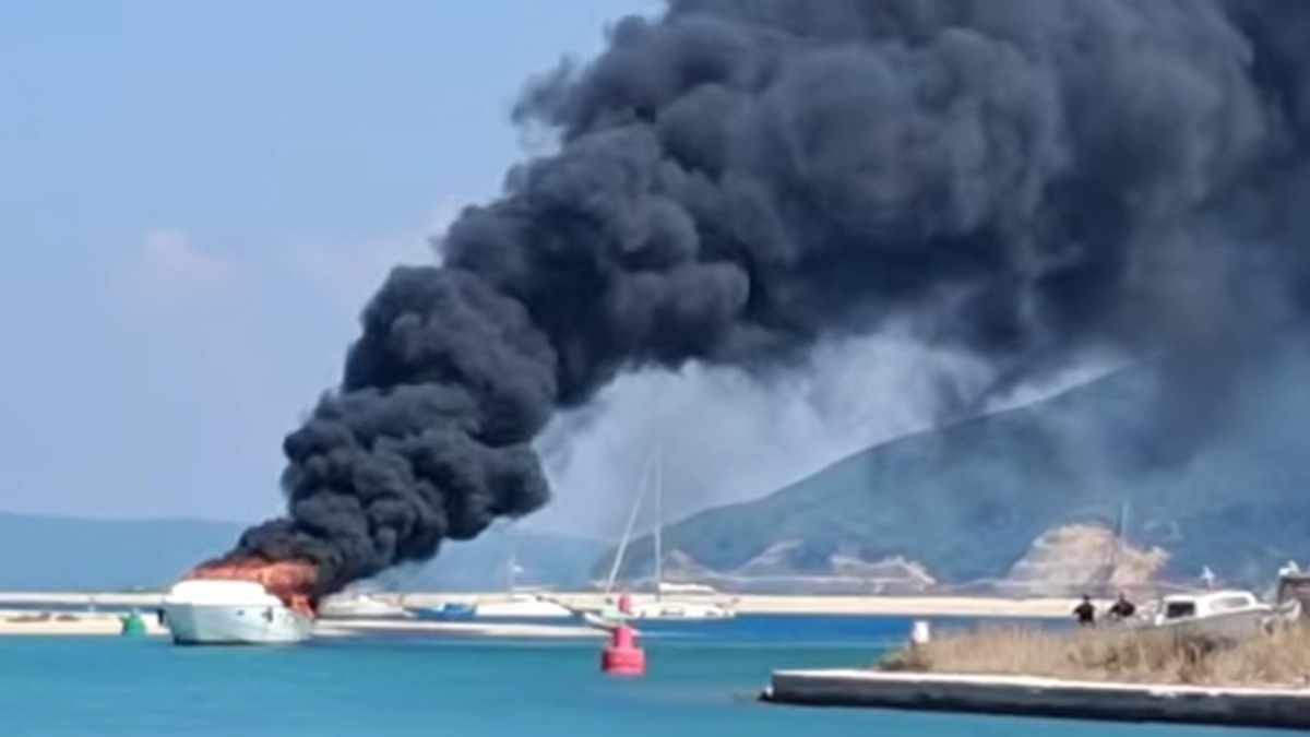 Ιταλική θαλαμηγός στη Λευκάδα τυλίχθηκε στις φλόγες Ιταλική θαλαμηγός στη Λευκάδα τυλίχθηκε στις φλόγες
