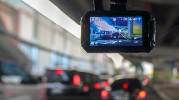 Dashcam στο αυτοκίνητο: Επιτρέπεται ή είναι παράνομη; Μπορεί το βίντεο να σε δικαιώσει σε τροχαίο;