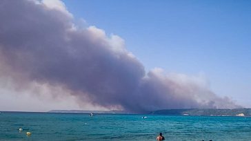 Πυρκαγιά σε χαμηλή βλάστηση στην Πάρο