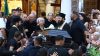 Σπαράζουν οι γονείς και οι αδελφές του Γιώργου Μαζωνάκη συντετριμμένοι μπροστά στη σορό του