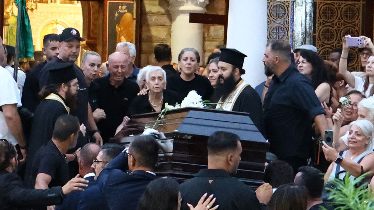 Σπαράζουν οι γονείς και οι αδελφές του Γιώργου Μαζωνάκη συντετριμμένοι μπροστά στη σορό του