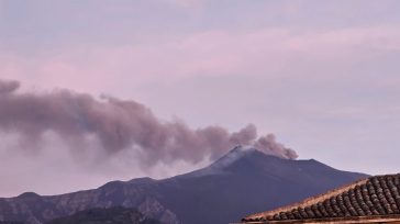 Η Αίτνα βρυχάται πάλι – Έκλεισε το αεροδρόμιο της Κατάνια