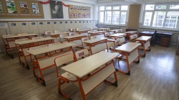 Τουρκία: «Θύελλα» αντιδράσεων από εκπαιδευτικούς για την υποχρεωτική λευκή ποδιά