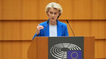 Φον ντερ Λάιεν: «Ανεύθυνη και επικίνδυνη η συμπεριφορά της Ρωσίας»