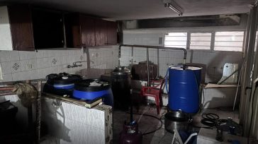 Έφοδος της ΕΛ.ΑΣ. σε αποθήκη-«καβάτζα» με κλεμμένα ηλεκτρονικά και παράνομο αποστακτήριο