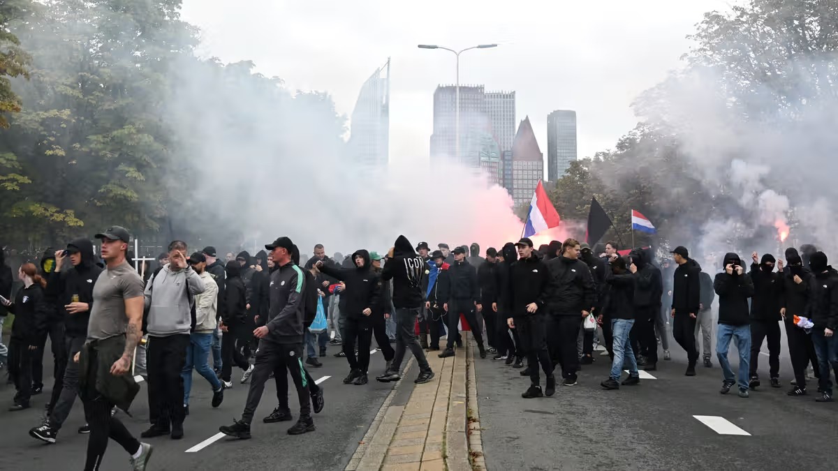Ολλανδία: Χάος σε συγκέντρωση ακροδεξιών – Χαιρετούσαν ναζιστικά και επιτέθηκαν σε αστυνομικούς Ολλανδία: Χάος σε συγκέντρωση ακροδεξιών – Χαιρετούσαν ναζιστικά και επιτέθηκαν σε αστυνομικούς