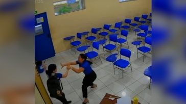 Βραζιλία: Βίντεο από τη στιγμή που 17χρονη μαθήτρια τραυματίζει την καθηγήτριά της με μαχαίρι