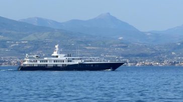 Μαγνήτισε τα βλέμματα το superyacht «AIR» στον Ισθμό της Κορίνθου