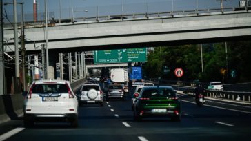 Αττική Οδός: Διακοπή κυκλοφορίας στο ρεύμα προς αεροδρόμιο μετά την έξοδο Ασπροπύργου – Φορτηγό παρέσυρε καλώδια σε τούνελ