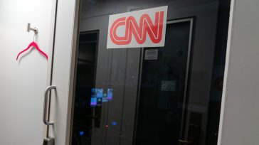 CNN, MS NOW και Politico προσφεύγουν στη Δικαιοσύνη κατά του Λευκού Οίκου