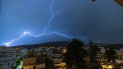 Κακοκαιρία: 21.000 αστραπές και κεραυνοί «σαρώνουν» Αττική και Δυτική Ελλάδα