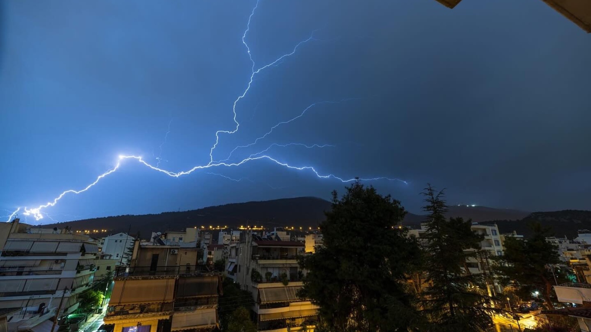 Κακοκαιρία: 21.000 αστραπές και κεραυνοί «σαρώνουν» Αττική και Δυτική Ελλάδα