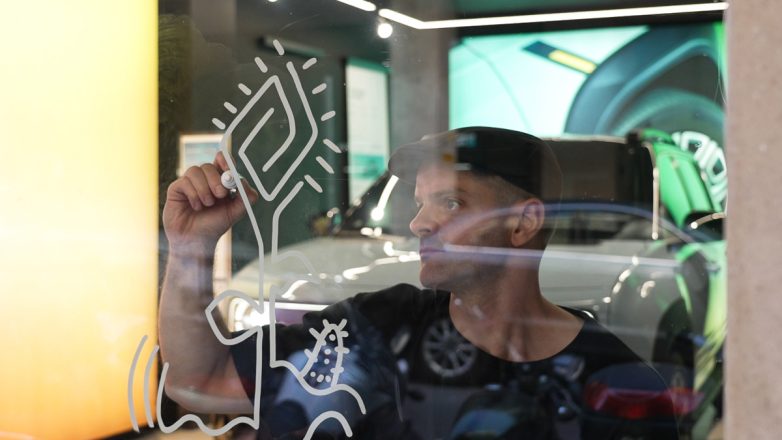 Η Renault αγκαλιάζει την τέχνη Η Renault αγκαλιάζει την τέχνη