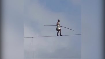 Ρεκόρ Γαλλίδας σχοινοβάτισσας που περπάτησε στα 80 μέτρα πάνω από το έδαφος