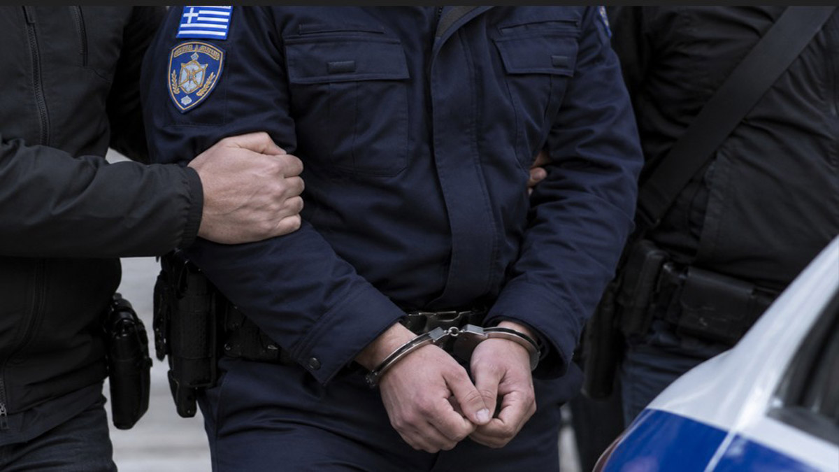 Χειροπέδες σε αστυνομικό που ζητούσε «φακελάκι» έως και 700 ευρώ για να σβήνει κλήσεις