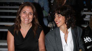 Μπέττυ Μπαζιάνα: Σπάνια έξοδος στο Θέατρο Βράχων