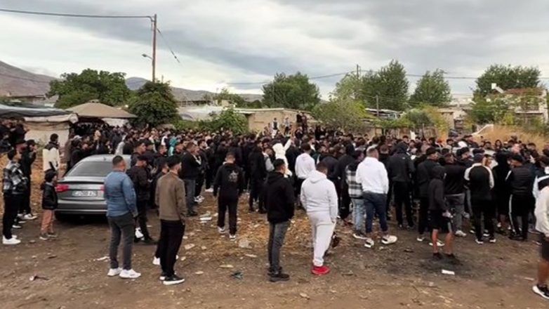 Καταιγισμός πυροβολισμών στην κηδεία 18χρονου Ρομά που σκοτώθηκε σε τροχαίο στην Ποσειδώνος Καταιγισμός πυροβολισμών στην κηδεία 18χρονου Ρομά που σκοτώθηκε σε τροχαίο στην Ποσειδώνος
