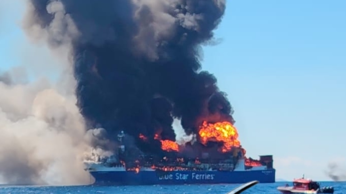 Συγκλονιστικό βίντεο από το φλεγόμενο «BLUE CARRIER 2» Συγκλονιστικό βίντεο από το φλεγόμενο «BLUE CARRIER 2»