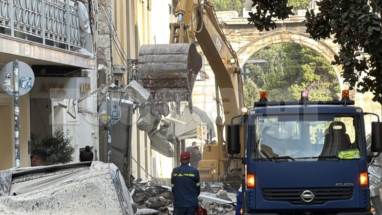 Πλάκα: Αδιάκοπες έρευνες στα συντρίμμια για τους πέντε αγνοούμενους Πλάκα: Αδιάκοπες έρευνες στα συντρίμμια για τους πέντε αγνοούμενους