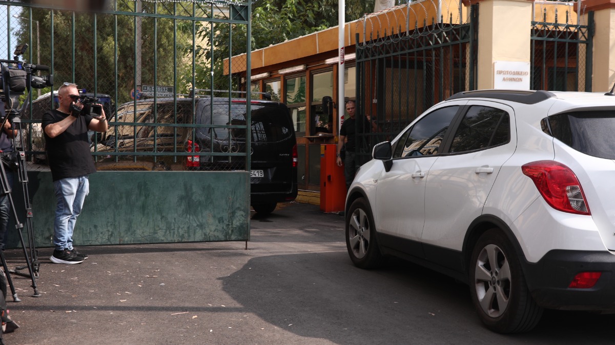 Απόδραση κρατούμενου από την Ευελπίδων κατά τη διάρκεια μεταγωγής Απόδραση κρατούμενου από την Ευελπίδων κατά τη διάρκεια μεταγωγής