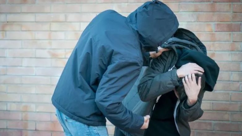 4ο ΕΠΑΛ Πάτρας: 16χρονος μαθητής τραυματίστηκε αφού έριξε γροθιά σε τζαμαρία μετά από καβγά 4ο ΕΠΑΛ Πάτρας: 16χρονος μαθητής τραυματίστηκε αφού έριξε γροθιά σε τζαμαρία μετά από καβγά