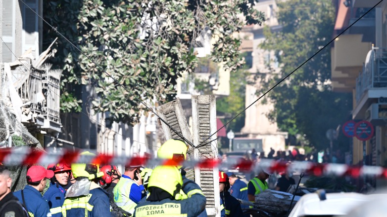 Πυροσβέστες επιχειρούν να κατεβάσουν το ξύλινο παράθυρο που αιωρείται